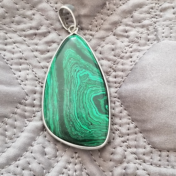 Jewelry - ⭐1 Day Sale⭐ Green gem pendant